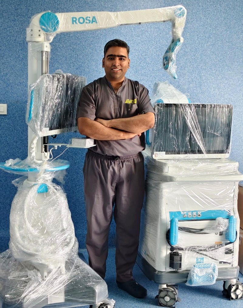 Dr. Amit Kumar Sinha with the ROSA robotic joint replacement system